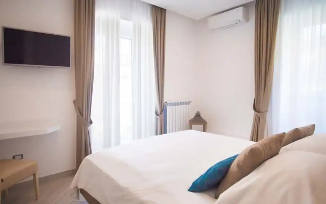 Spacious Villa with 4 rooms, pool, solarium & garden