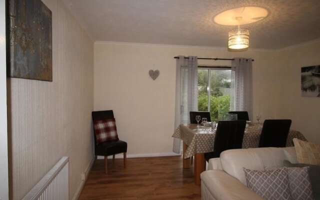 Heol Booker 4 Bedroom House by Cardiff Holiday Homes