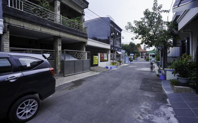 OYO Life 2532 Kost Putri ADIA