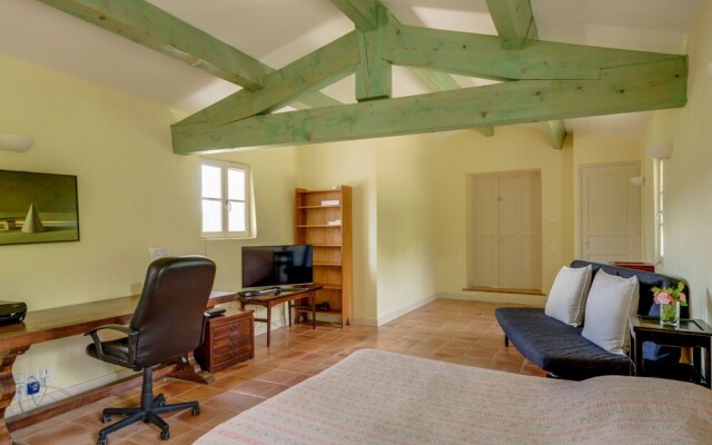 Secluded Holiday Home in Rustrel With Swimming Pool