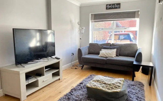 4-bed House With Private Garden in Barnsley!
