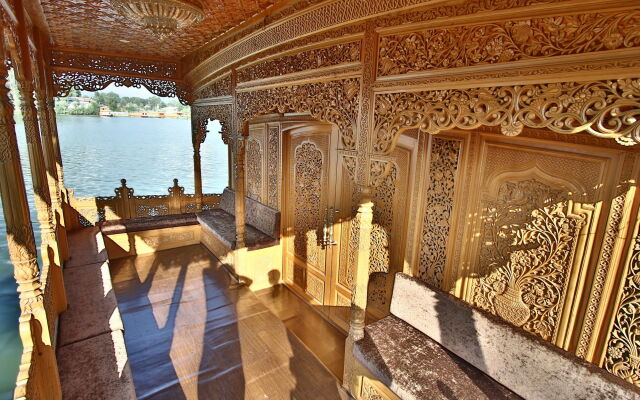 Mascot Houseboats