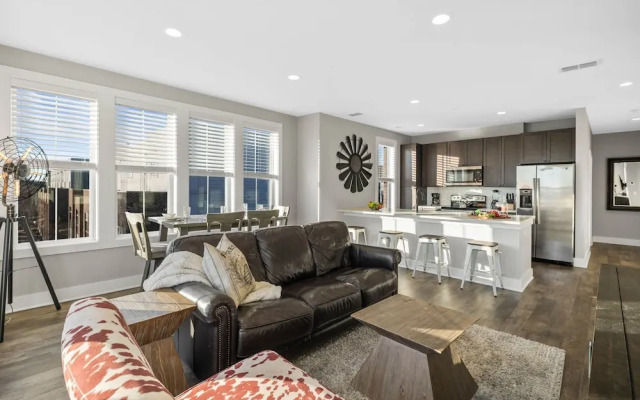 Pulse - Minutes to Broadway - Sleeps 6