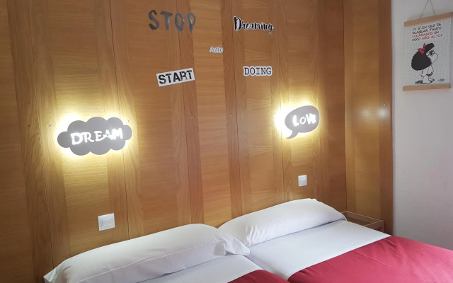 Barri Antic Hostel & Pub