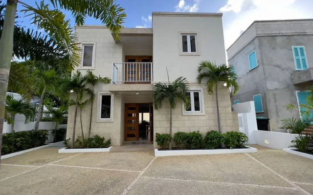 Villa Francoise - 4 Bedroom Beachfront w Pool