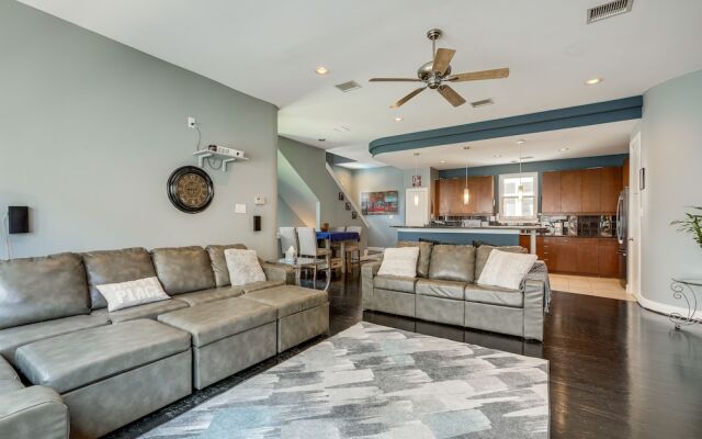 Houston Retreat With Fireplace & Balcony!
