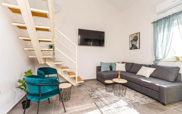 Ocean blue modern apartment for 8