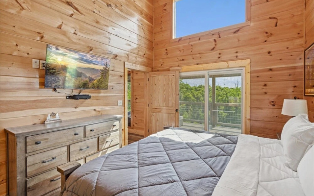 Grizzlies Den 4 Bedroom Cabin by RedAwning