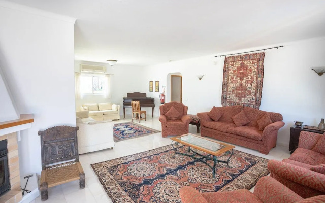 Silver Beautiful 4 Bedroom Vila Just Steps TO TH