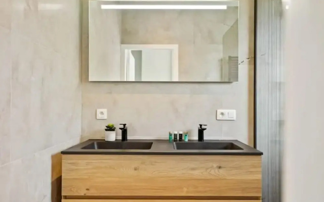 Spacious House With 3 Terraces