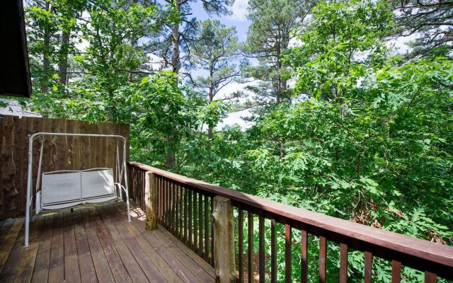 Eureka Springs Treehouses, Hobbit Caves & Castles