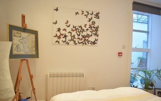 Arty 1 Bedroom Apartment in Camberwell Sleeps 2