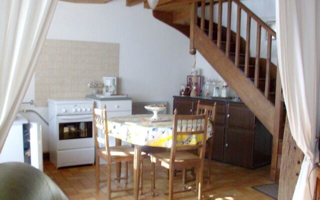 House With one Bedroom in Mer, With Enclosed Garden and Wifi