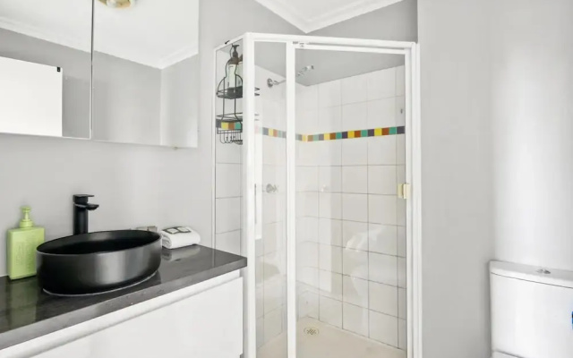 Central 3-bed Apartment in Vibrant Melbourne