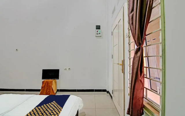 SPOT ON 92255 Lucky Guesthouse