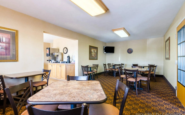 Super 8 by Wyndham Cozad