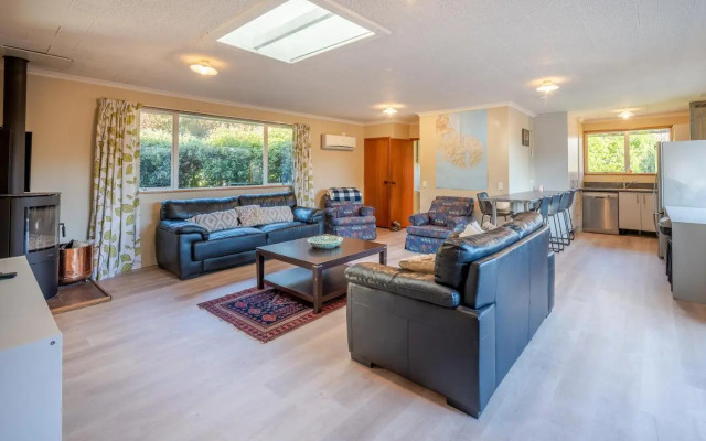 Woodills Wonderland - Akaroa Holiday Home