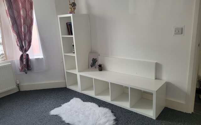 Lovely 2-bed Fully Refurbished House in London
