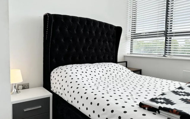 Condo Apartment With Workspace