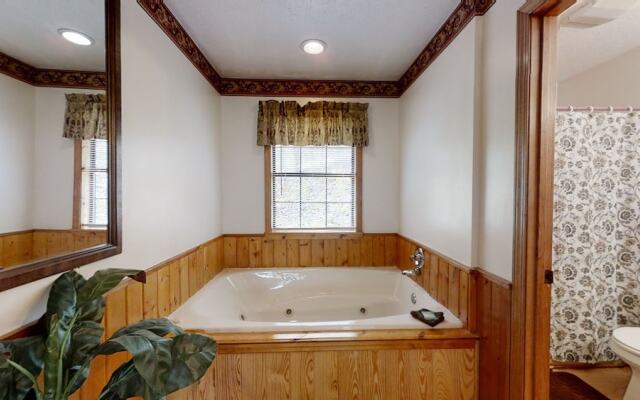 Little Mountain Hideaway 2 Bedroom Cabin by RedAwning