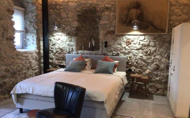 Laryssiou Suite