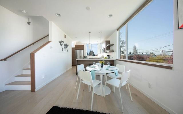 Hosteeva Modern Townhome w Rooftop
