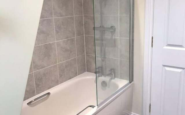 Modern Penthouse With Views in Stroud