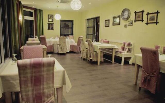 Divá Kačica Restaurant & Pansion