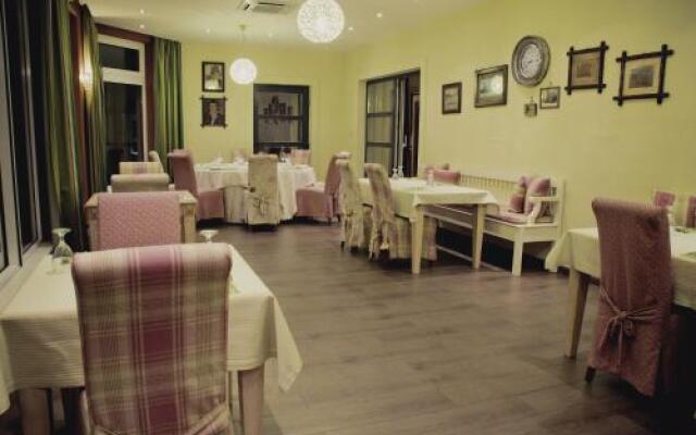 Divá Kačica Restaurant & Pension