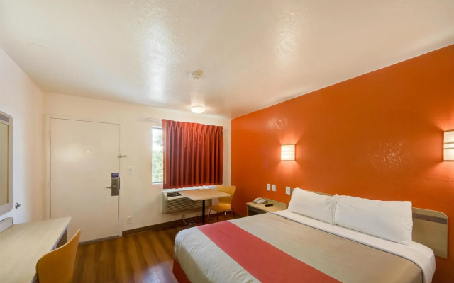 Motel 6 Lakeland, FL