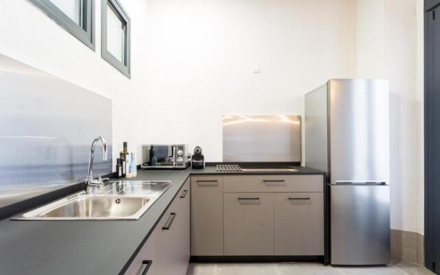 Oak & Sandstone Studio - Space Maison Apartments