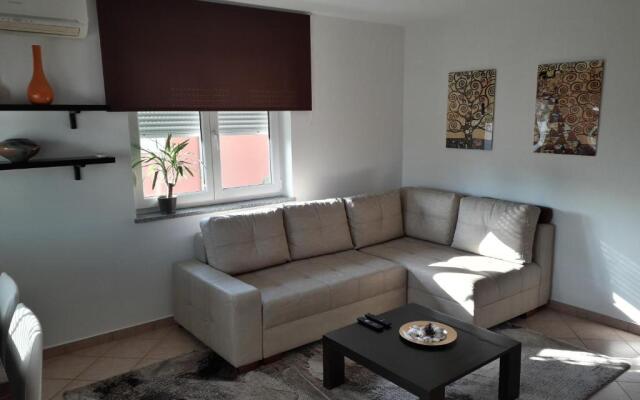 Leona Apartment