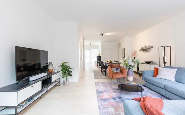 New Holiday Home With Parking Near the Beach