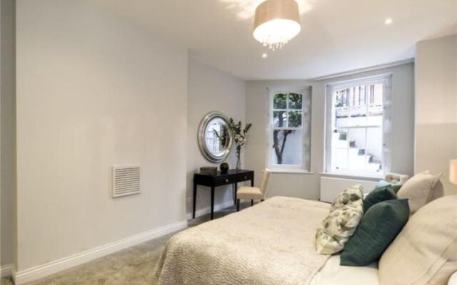 Kensington Court by Lime Street