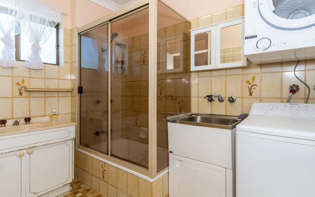 Water Views - Top Floor -Clearview Apartments South Esp, Bongaree