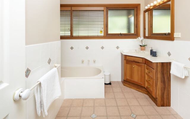 Rimrock - Superior waterfront home