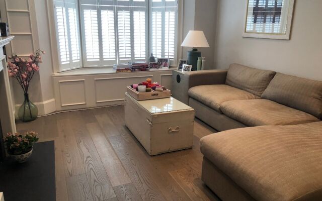 Spacious 5 Bedroom House in Chelsea London