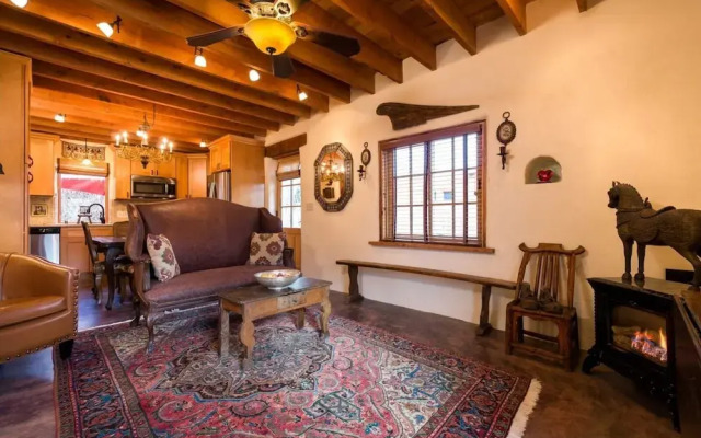 Desert Breeze - Delightful Railyard Adobe, Walk to The Plaza