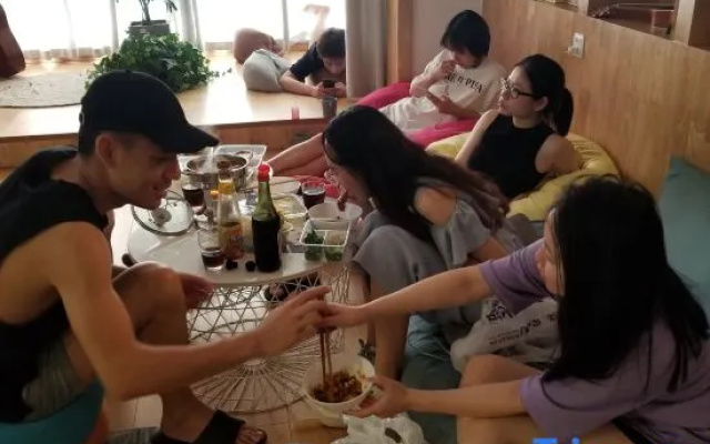 Smile in Long Time No See Youth Hostel (Chengdu Tianfu Square) – People – Chengdu