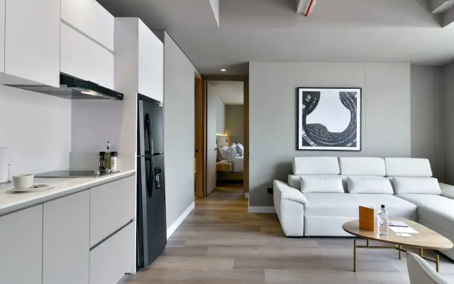 w Stunning 1BR w/ Radiant Deco in Unicentro