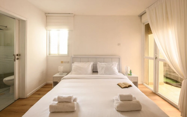 Seaside Escape with Private Patio by Sea N Rent
