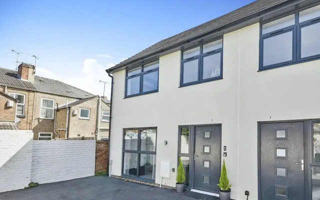 Modern 2 Bedroom House With Free Gated Parking