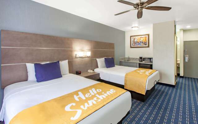 Days Inn & Suites by Wyndham Webster NASA-ClearLake-Houston