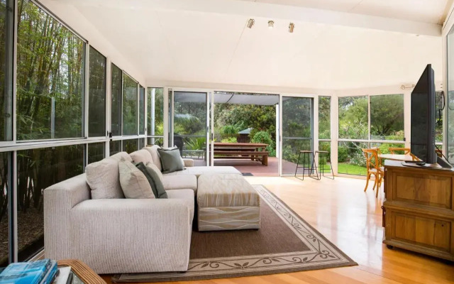 Maldas Retreat Pet Friendly Absolute Beachfront with Spa