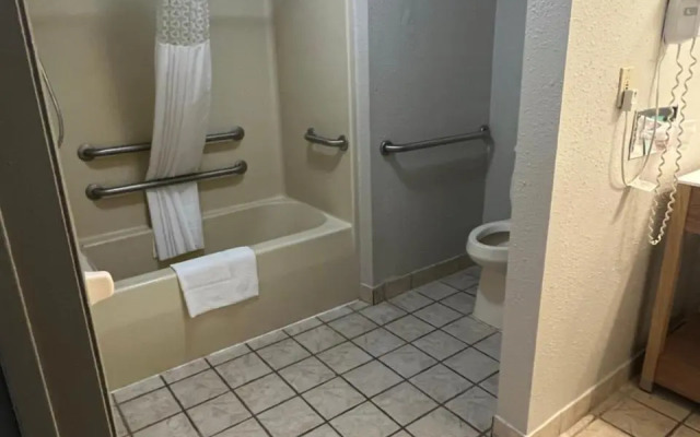 Days Inn & Suites by Wyndham Monroe