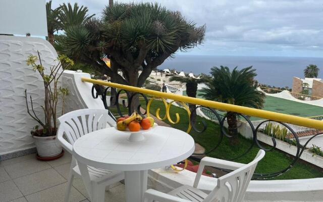 Studio sea front view & pool