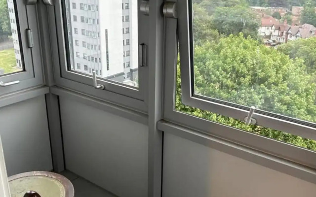 Room in Apartment - Normanton - Family Room With Balcony