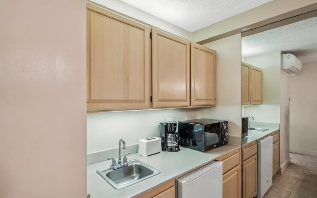 Petite Retreat at Kahana Falls