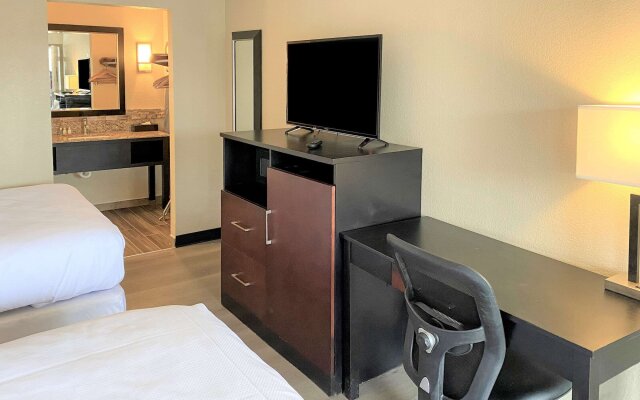 Clarion Pointe Independence - Kansas City