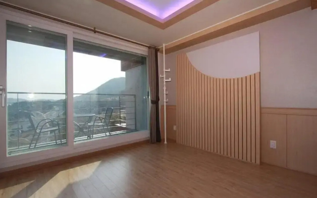 Blue Road Town Pension-Crystal